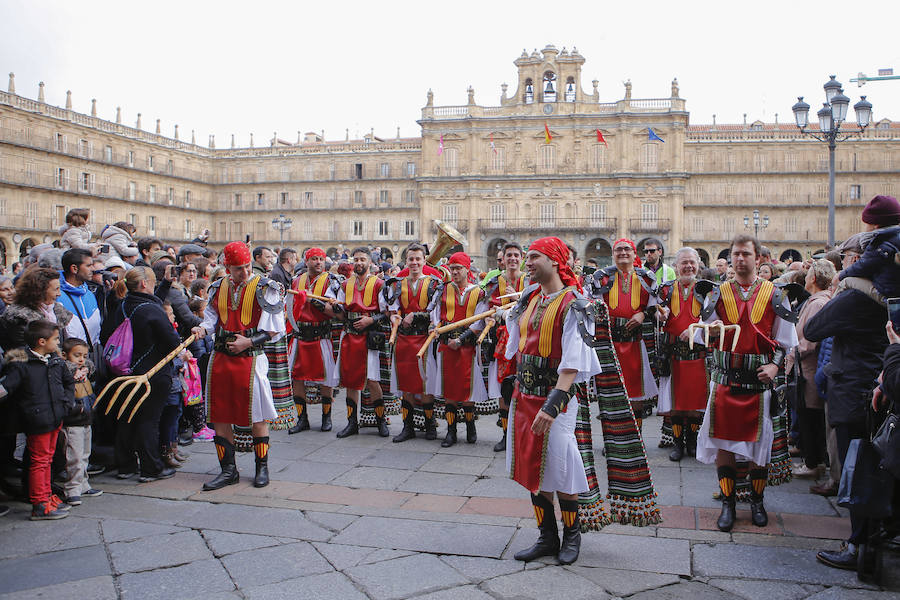 La amenaza de la lluvia no impidió que los ninots fueran devorados por las llamas, poniendo el colofón nocturno a la celebración de las Fallas que, en versión salmantina, se celebró durante el fin de semana a orillas del Tormes.