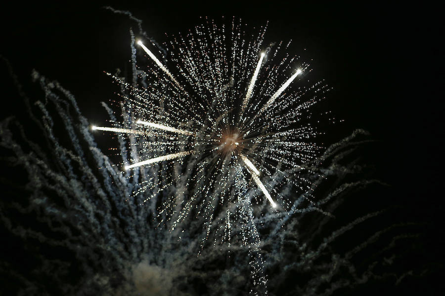 La amenaza de la lluvia no impidió que los ninots fueran devorados por las llamas, poniendo el colofón nocturno a la celebración de las Fallas que, en versión salmantina, se celebró durante el fin de semana a orillas del Tormes.