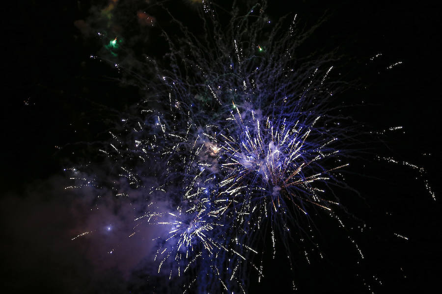 La amenaza de la lluvia no impidió que los ninots fueran devorados por las llamas, poniendo el colofón nocturno a la celebración de las Fallas que, en versión salmantina, se celebró durante el fin de semana a orillas del Tormes.