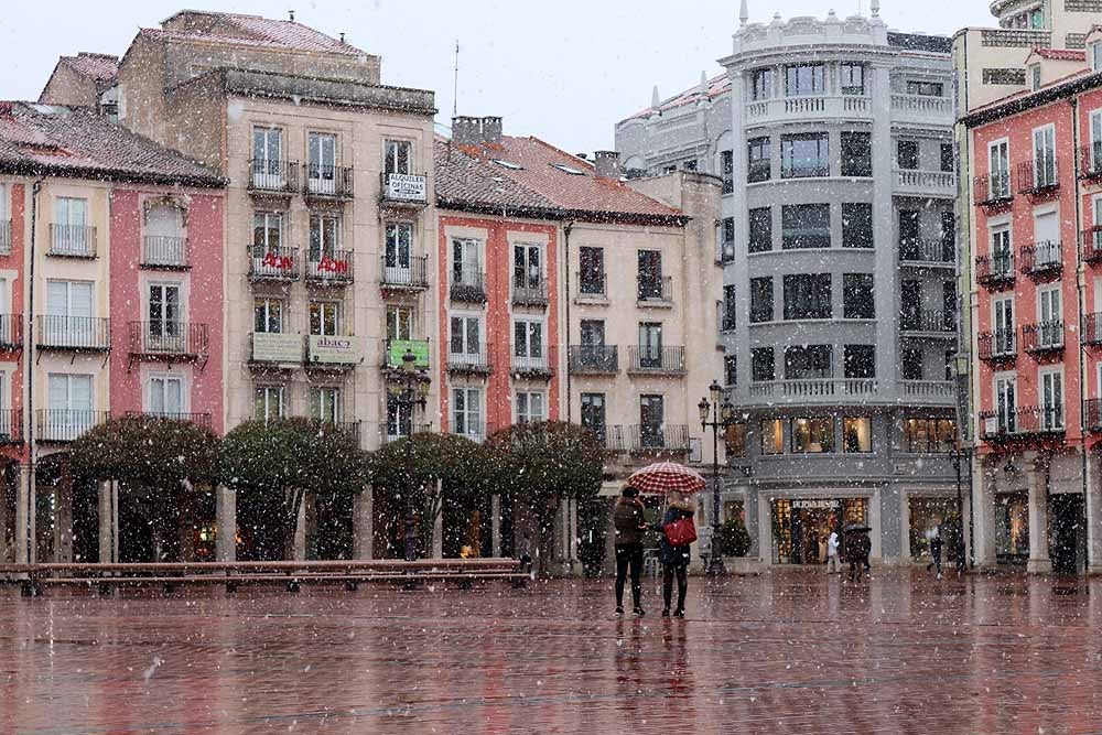 Fotos: Lunes de nieve en Burgos