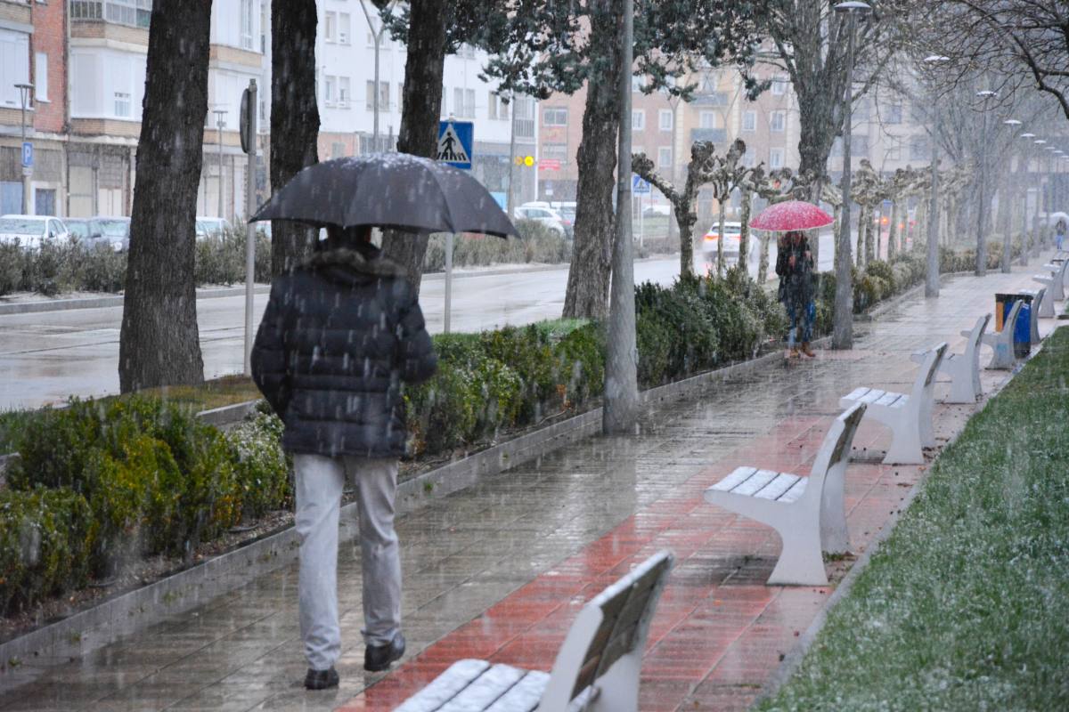 Fotos: Lunes de nieve en Burgos