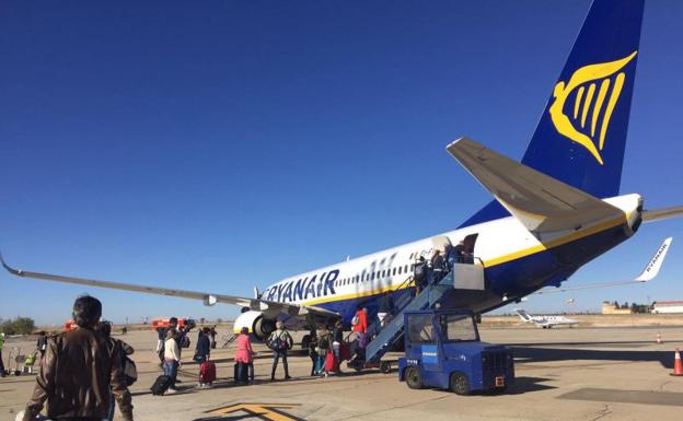 Aeronave de Ryanair en la pista de Villanubla. 