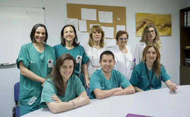 Parte del equipo del servicio de Cirugía Plástica, formado por cirujanos, enfermería de consulta y de quirófano, así como personal administrativo. 