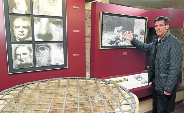 Rafael Cantalejo muestra la exposición de fotografías de Rodera. 