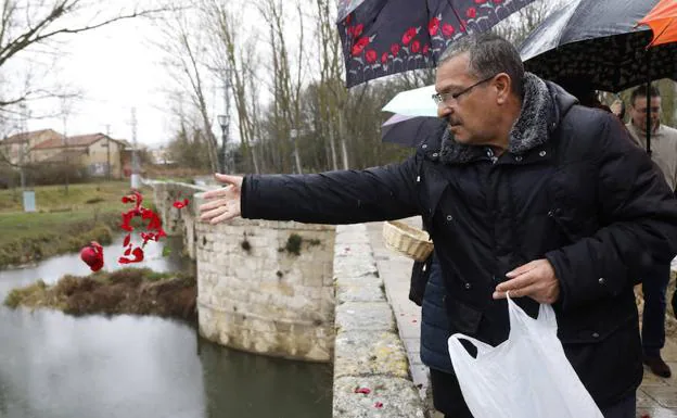 José Hernández lanza pétalos desde Puentecillas.