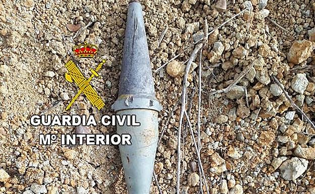 Proyectil encontrado por un vecino en Monte la Reina. 