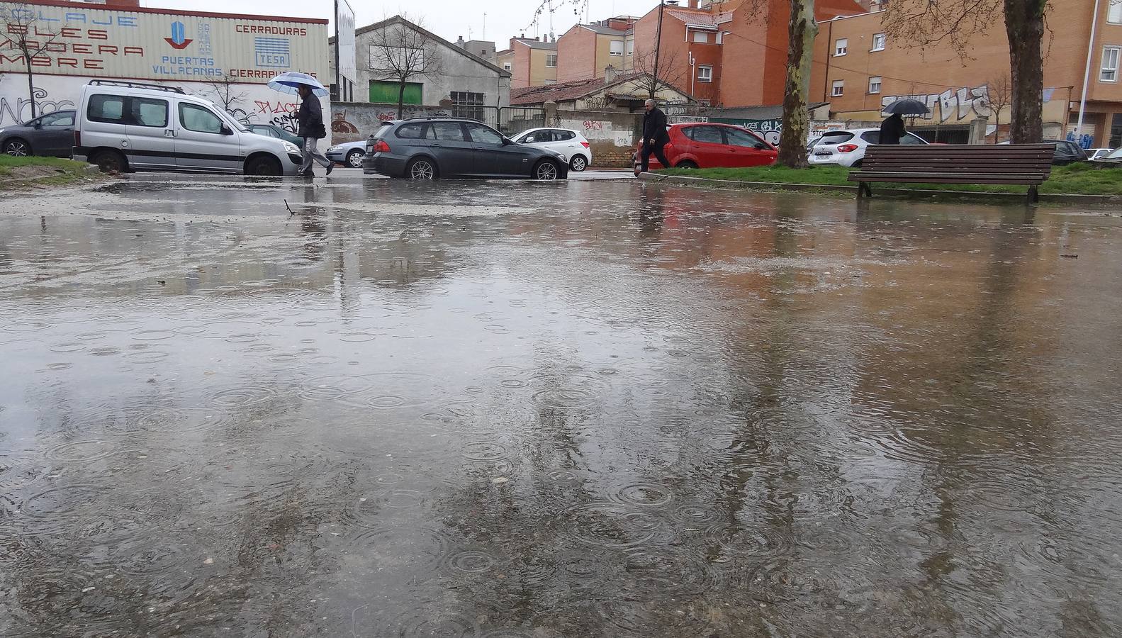 Fotos: La lluvia provoca balsas de agua en Valladolid