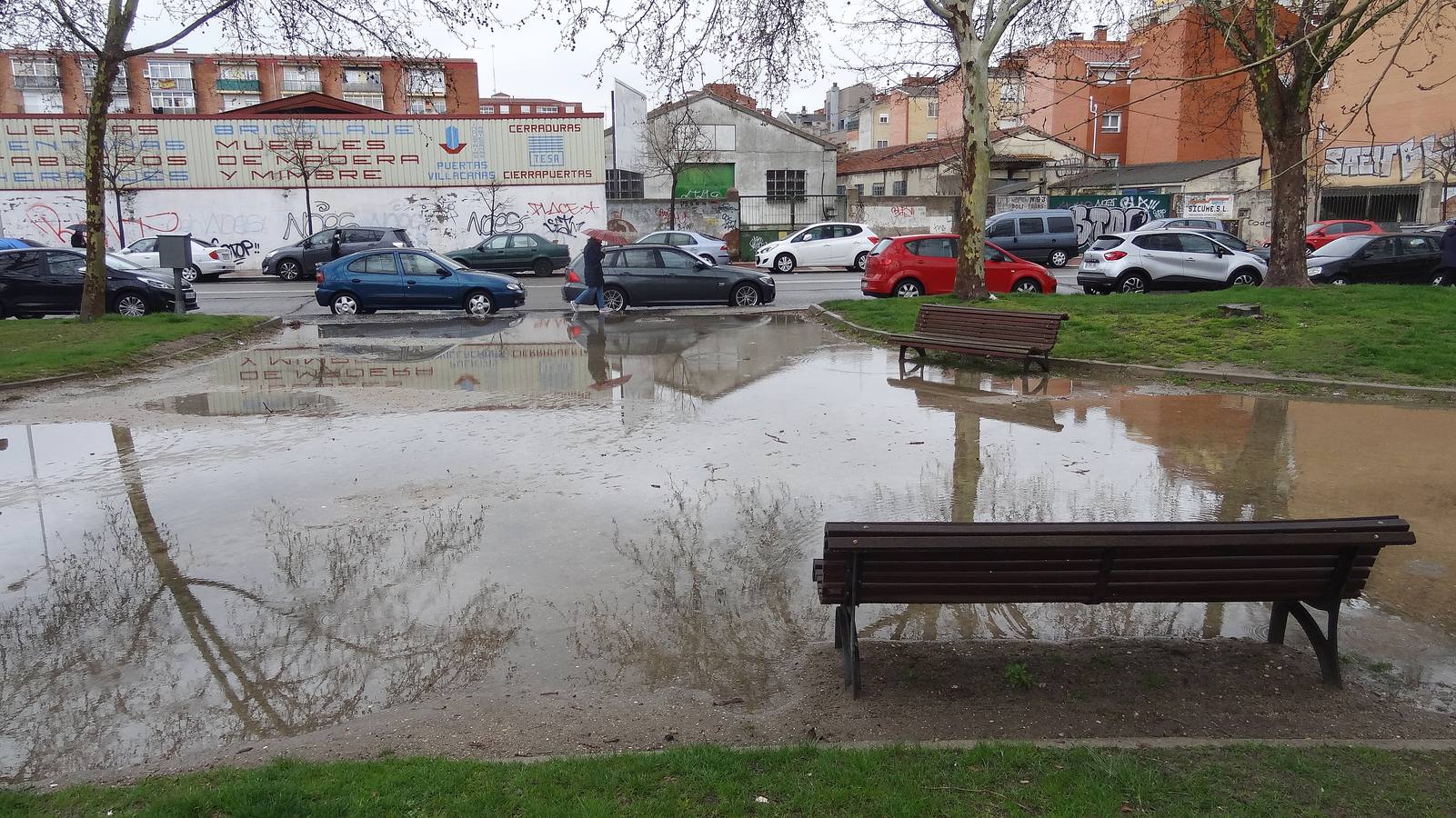 Fotos: La lluvia provoca balsas de agua en Valladolid