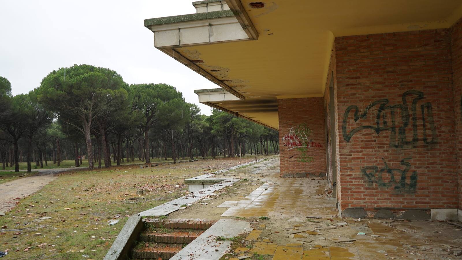 El conocido como 'Sanatorio de tuberculosos de Viana' se clausuró en 1963 y hoy en día, es un edificio completamente abandonado y arrasado por el paso de los vándalos 