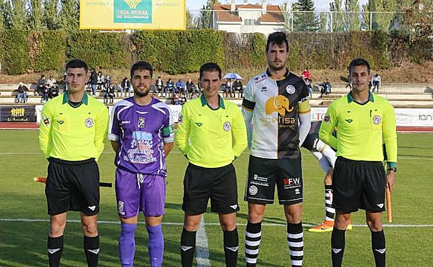 Los capitanes de Unionistas y Becerril posan con el trío arbitral en el partido en Las Pistas. 
