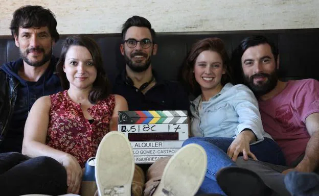Elisa, con Daniel Grao, Pablo Gómez.Castro (director), Manuela Vellés y Javier Rey, durante el rodaje de 'El Alquiler', cortometraje que se proyectó en la Semici 2017. 