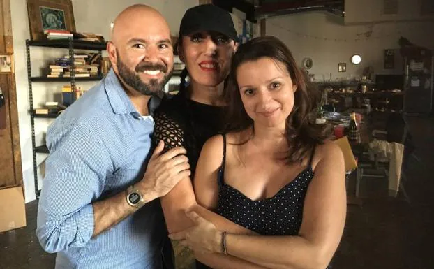 Elisa Lleras, con Rossy de Palma y Rodrigo Bellot, actriz y director de la película 'Tú me manques'. 