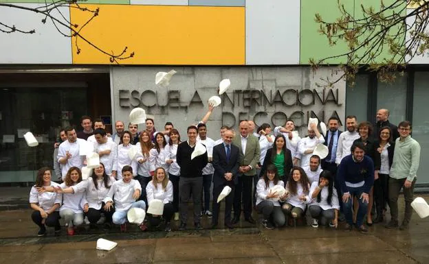 Francis Paniego junto a los diplomados de la Escuela Internacional de Cocina.