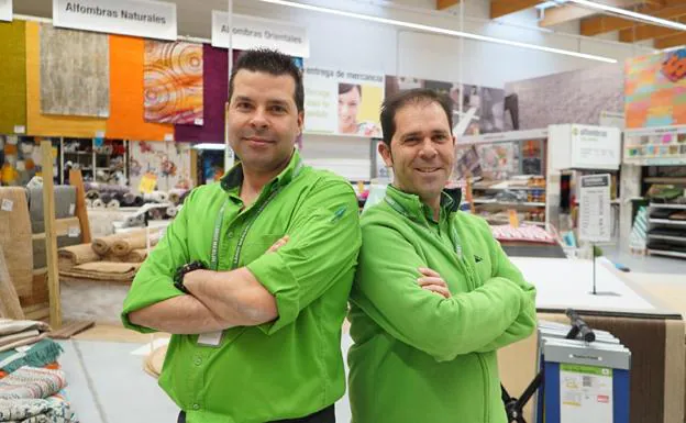 Javier Segovia, jefe sección de Decoración Moquetas, y Jorge Díez, decorador, nos cuentan las tendencias y opciones de decoración en la tienda Leroy Merlin de Valladolid 