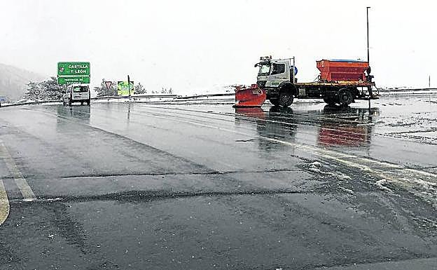 Máquina quitanieves preparada para intervenir en el alto de Navacerrada, en la mañana de ayer. 