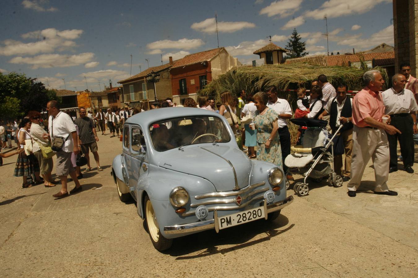 Primer modelo que fabricó Fasa Renault 4/4 de Valladolid en 1953, en Becerril de Campos, con motivo de revivir por un día las costumbres de los años cuarenta.