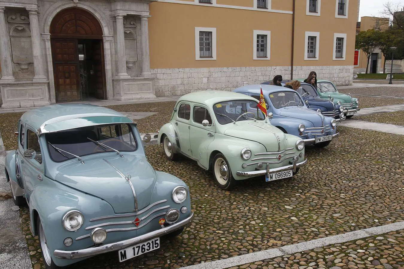 Coches Renault 4/4 en el Monasterio del Prado de donde saldrán para la feria Arpa.