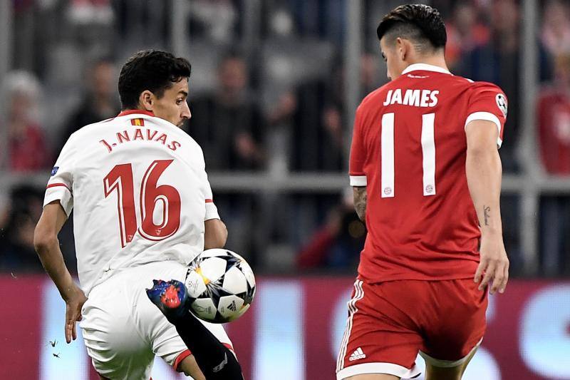 El Bayern de Múnich y el Sevilla, durante el choque de vuelta de cuartos de la Champions en el Allianz Arena.