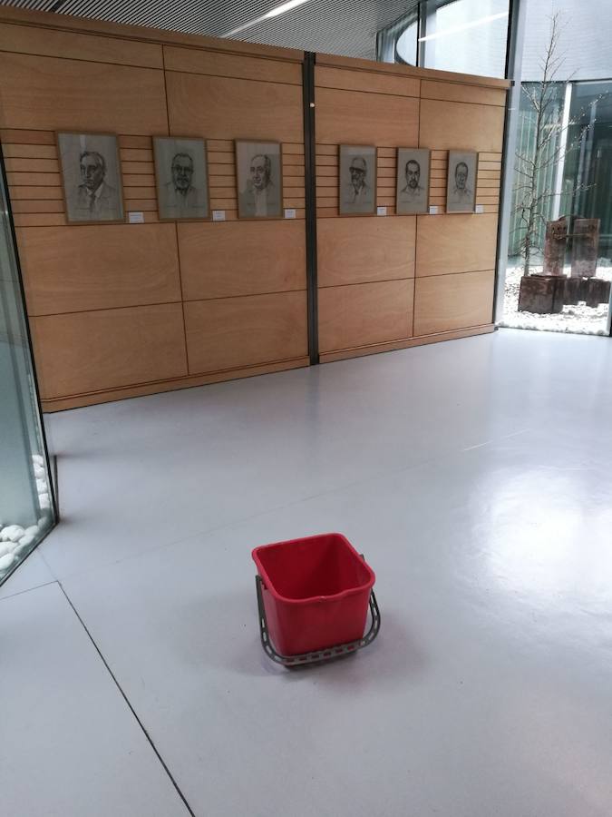 Un cubo para recoger agua en la sala de exposiciones de Lecrác.