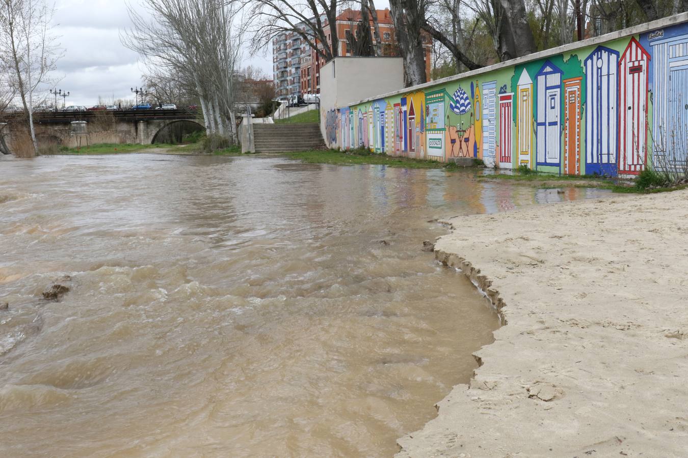 Crece el río a su paso por la capital, pero sin riesgo de desbordarse.