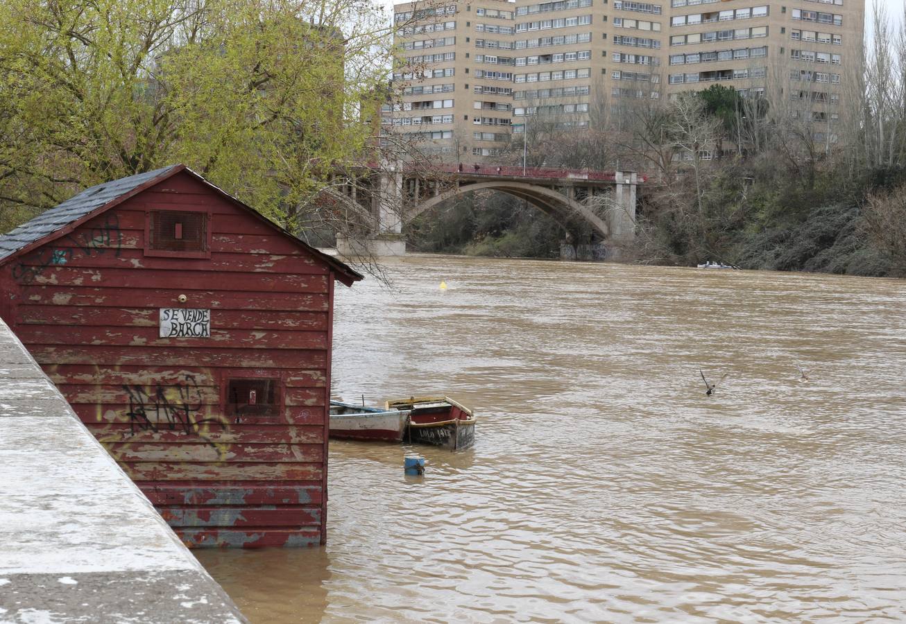 Crece el río a su paso por la capital, pero sin riesgo de desbordarse.