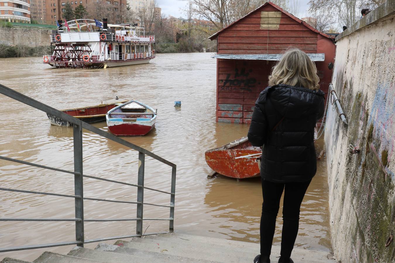 Crece el río a su paso por la capital, pero sin riesgo de desbordarse.