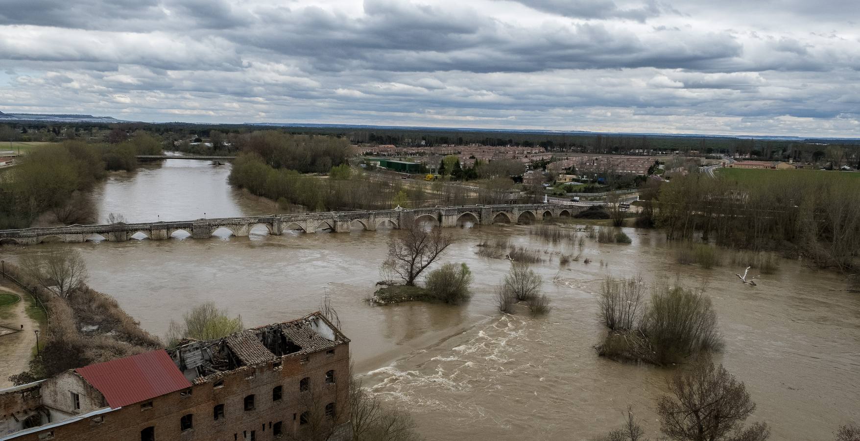 El río a su paso por la localidad de Simancas.