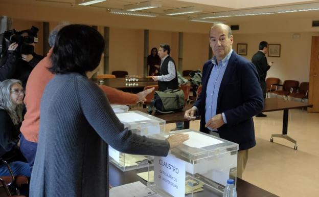 Ángel Marina, en la votacion.