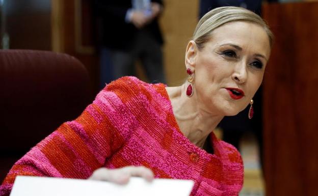 Cifuentes insiste en que no «cometió ilegalidad» y dice que Errejón cobró una «beca en negro»