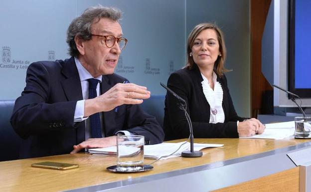 El consejero de la Presidencia, José Antonio de Santiago-Juárez junto a la portavoz de la Junta, esta mañana durante una rueda de prensa.