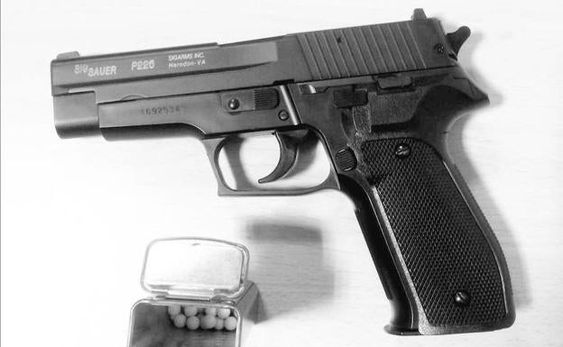 Arma de airsoft intervenida por los agentes. 