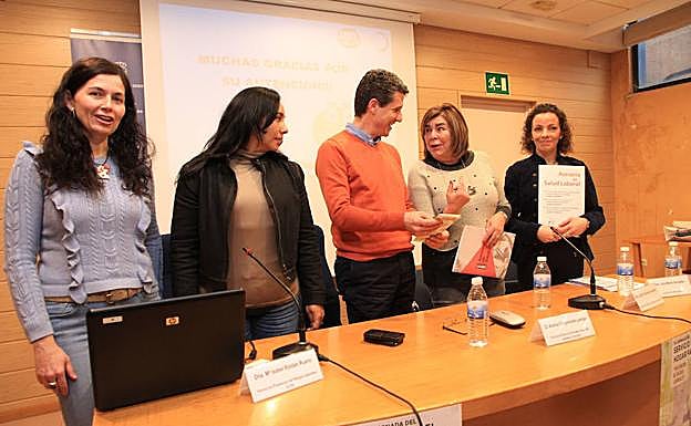 Carmen Calderón (i), Lidia Merlo, Andrés Torquemada, Maribel Roldán y Lydia Fernández, al final de la jornada. 