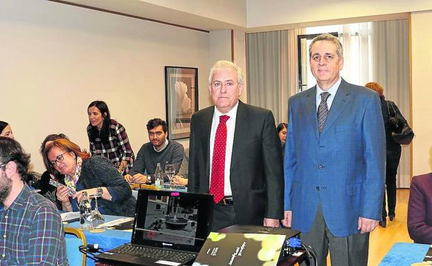 Alfonso Montero, en su primer acto como nuevo director de Asistencia Sanitaria, y José Manuel Martín Santos, jefe de Reumatología del Río Hortega, en la inauguración del congreso. :: HENAR SASTRE