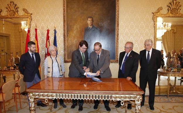 Mañueco y Estella rubrican el acuerdo de cooperación.