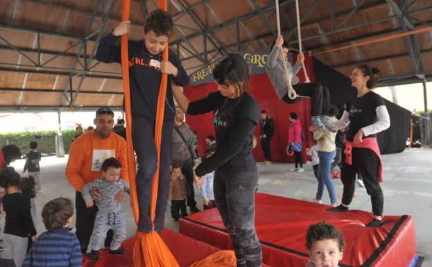 Varios niños disfrutan en los talleres de la Escuela de Circo de Valladolid esta mañana.