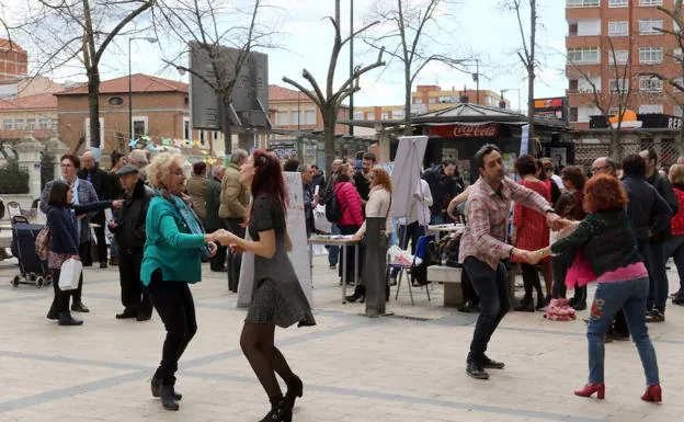 Dos parejas bailan en la Plaza del Carmen, en transcurso de la jornada socioparticipativa. 