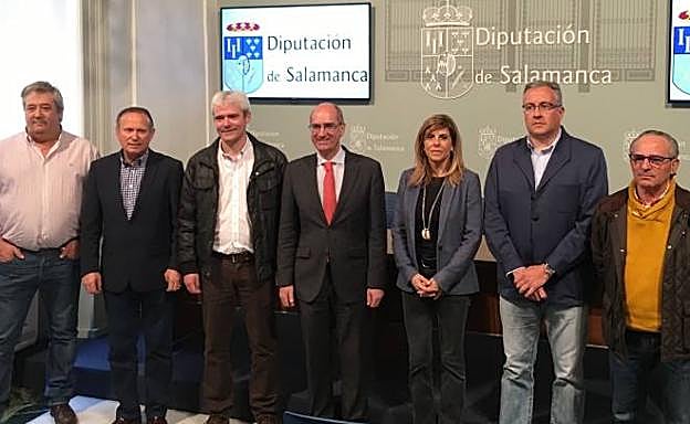 Javier Iglesias yChabela de la Torre posan con los representantes de los grupos de accion local. 