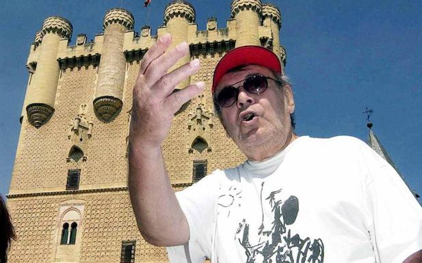 El director de cine de origen checo Milos Forman conversa frente al Alcázar de Segovia mientras recorre la ciudad en busca de exteriores para el rodaje de su filme 'Los fantasmas de Goya'. 