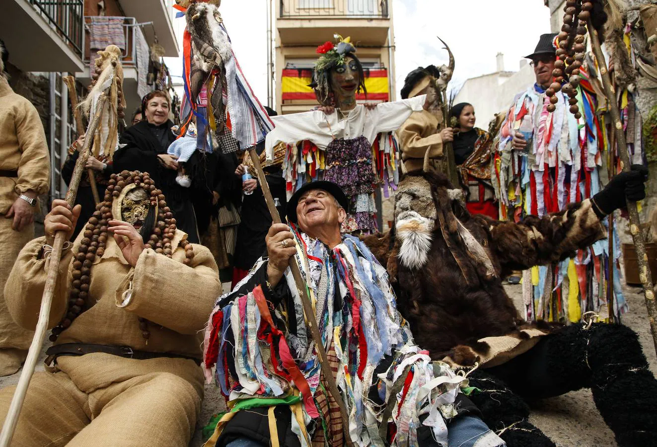 En la tierra de los cucurrumachos, se reunieron las principales mascaradas de invierno de la provincia de Ávila, como las de Las Toras de El Fresno, los harramachos de Navalacruz, los machurreros de Pedro Bernardo y los zarramaches de Casavieja