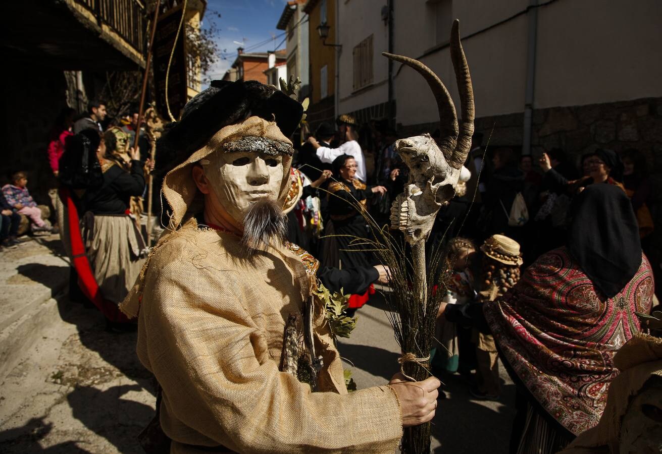 En la tierra de los cucurrumachos, se reunieron las principales mascaradas de invierno de la provincia de Ávila, como las de Las Toras de El Fresno, los harramachos de Navalacruz, los machurreros de Pedro Bernardo y los zarramaches de Casavieja