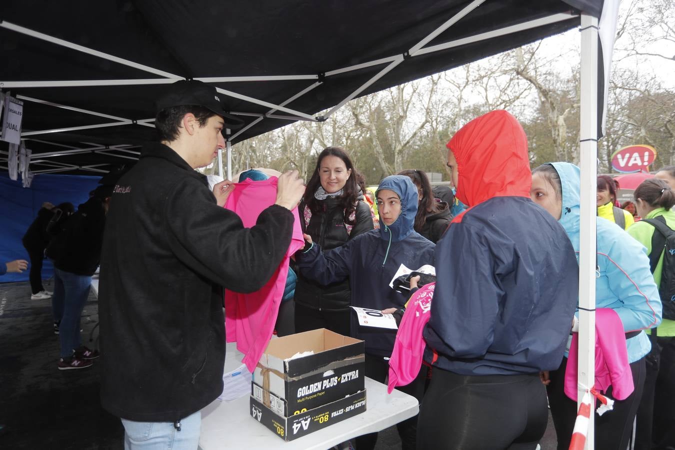 Más de 800 participantes se dieron cita en la Plaza Zorrilla para tomar parte de una marea rosa que tiñó de color las calles del centro de la ciudad