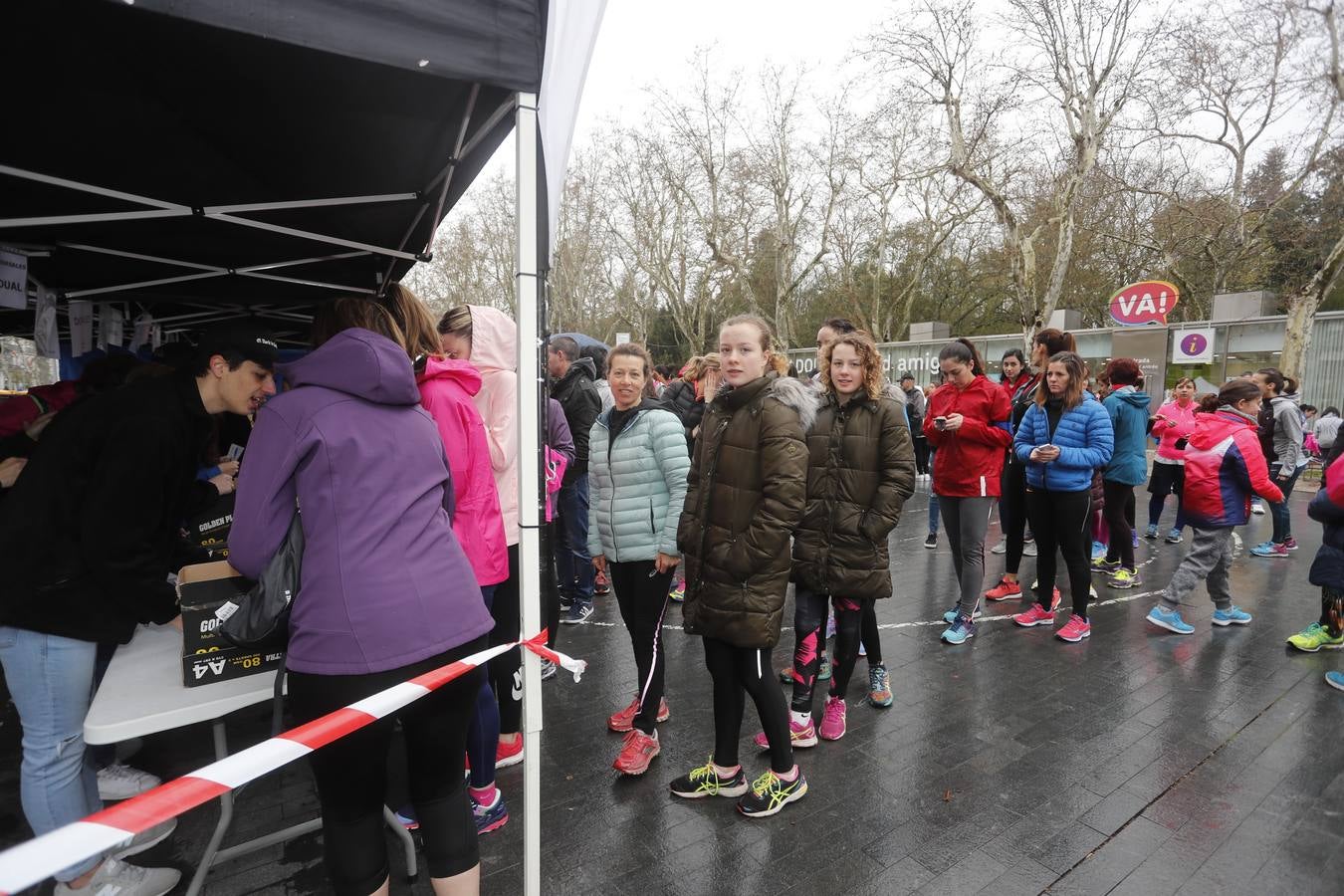 Más de 800 participantes se dieron cita en la Plaza Zorrilla para tomar parte de una marea rosa que tiñó de color las calles del centro de la ciudad