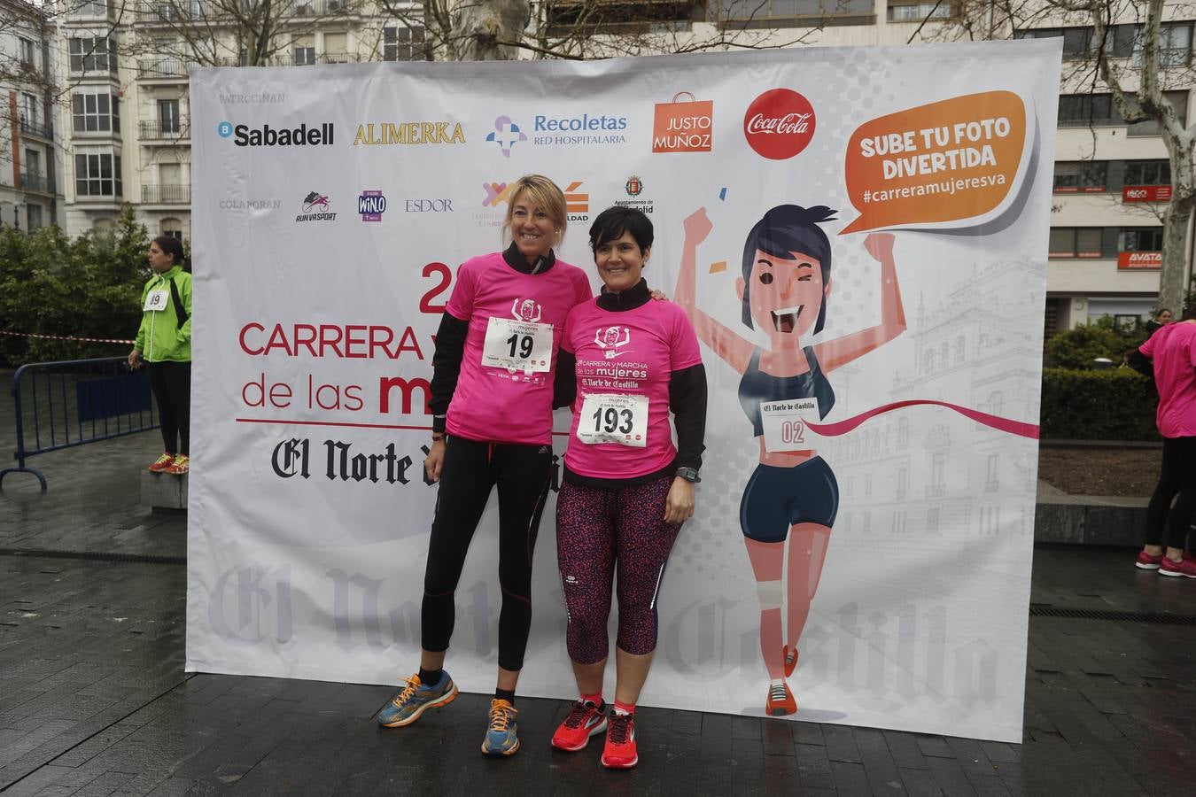 Más de 800 participantes se dieron cita en la Plaza Zorrilla para tomar parte de una marea rosa que tiñó de color las calles del centro de la ciudad