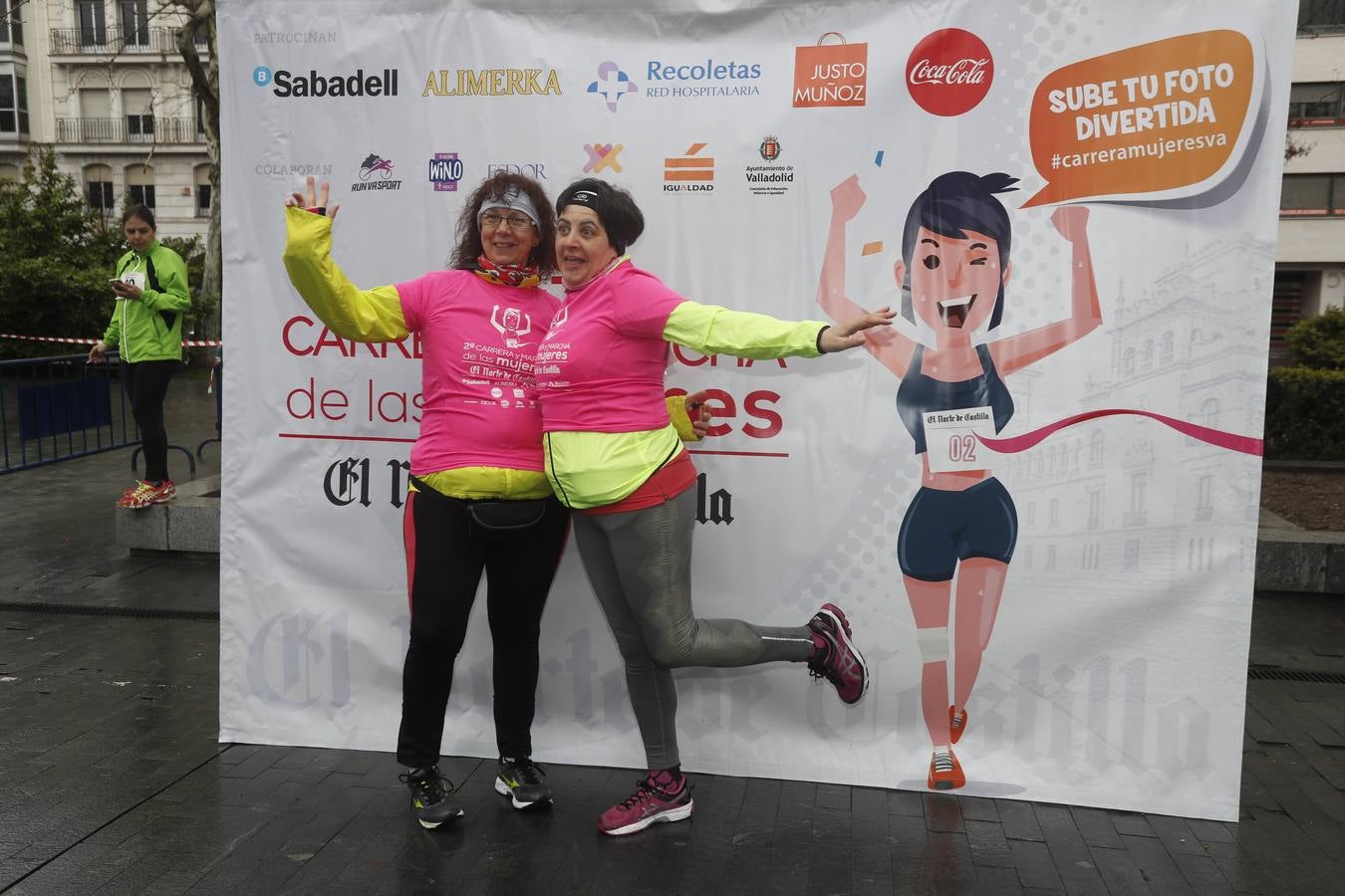 Más de 800 participantes se dieron cita en la Plaza Zorrilla para tomar parte de una marea rosa que tiñó de color las calles del centro de la ciudad