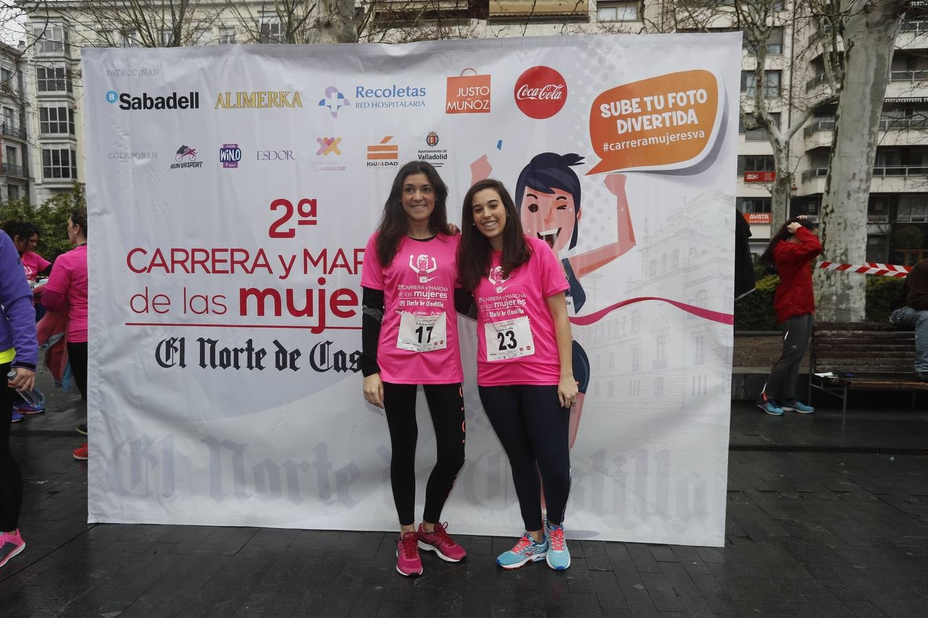 Más de 800 participantes se dieron cita en la Plaza Zorrilla para tomar parte de una marea rosa que tiñó de color las calles del centro de la ciudad