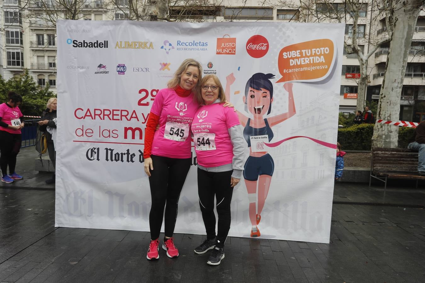 Más de 800 participantes se dieron cita en la Plaza Zorrilla para tomar parte de una marea rosa que tiñó de color las calles del centro de la ciudad