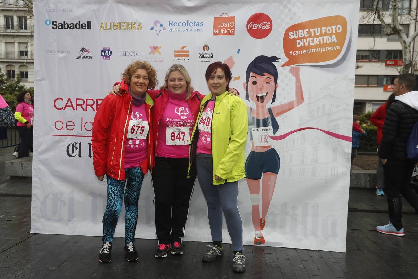 Más de 800 participantes se dieron cita en la Plaza Zorrilla para tomar parte de una marea rosa que tiñó de color las calles del centro de la ciudad