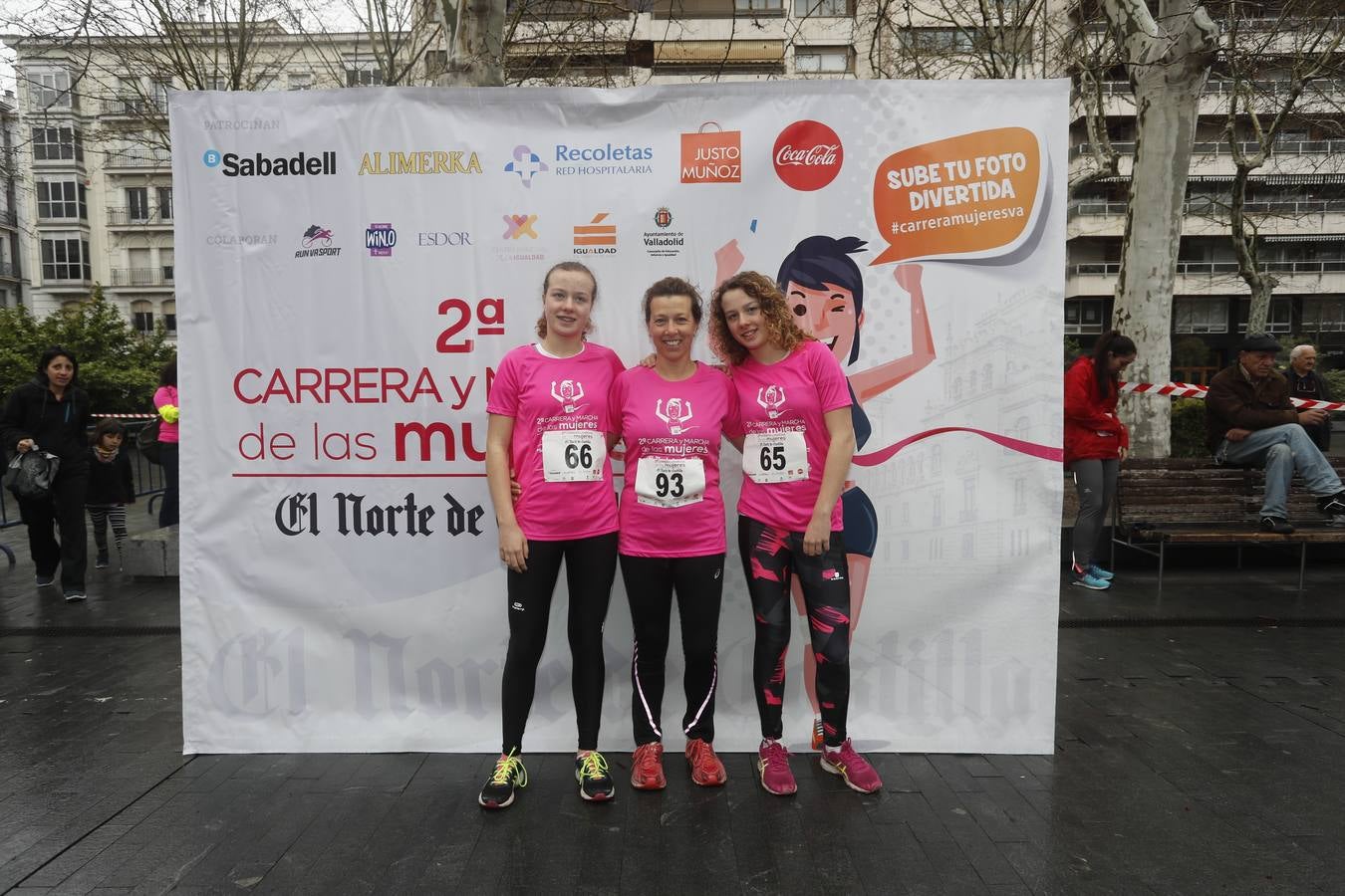 Más de 800 participantes se dieron cita en la Plaza Zorrilla para tomar parte de una marea rosa que tiñó de color las calles del centro de la ciudad