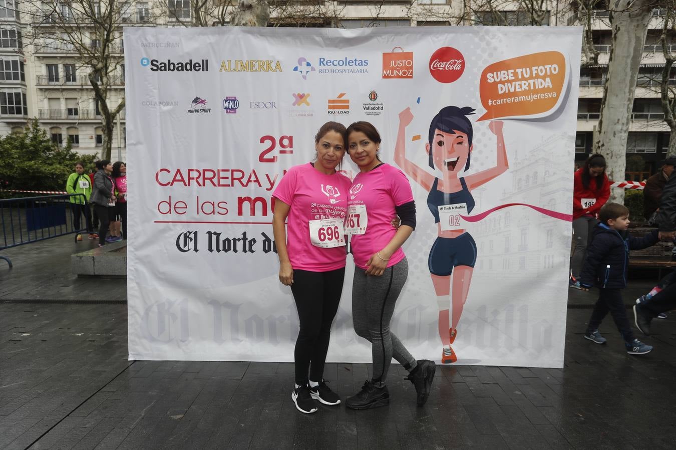 Más de 800 participantes se dieron cita en la Plaza Zorrilla para tomar parte de una marea rosa que tiñó de color las calles del centro de la ciudad