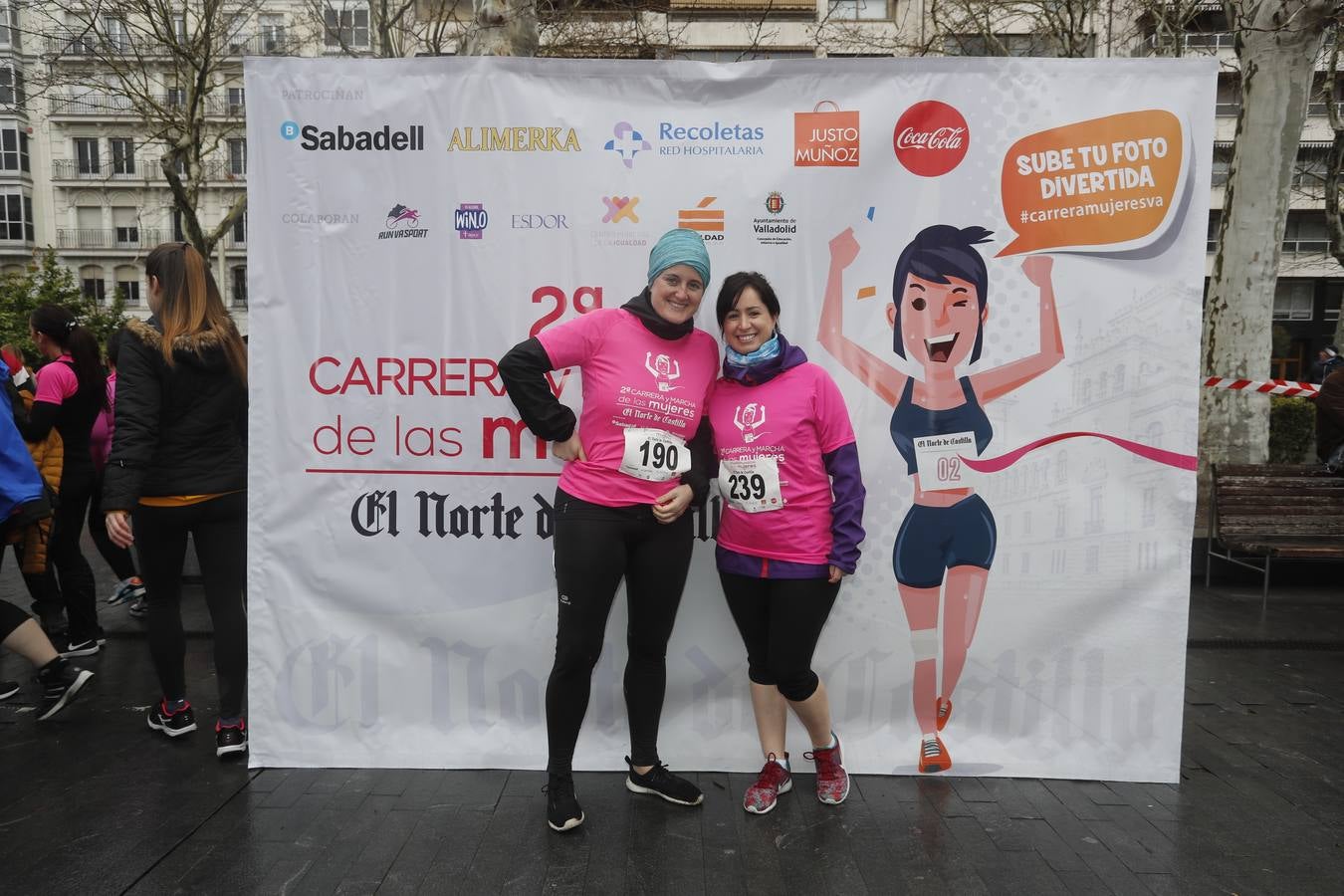 Más de 800 participantes se dieron cita en la Plaza Zorrilla para tomar parte de una marea rosa que tiñó de color las calles del centro de la ciudad